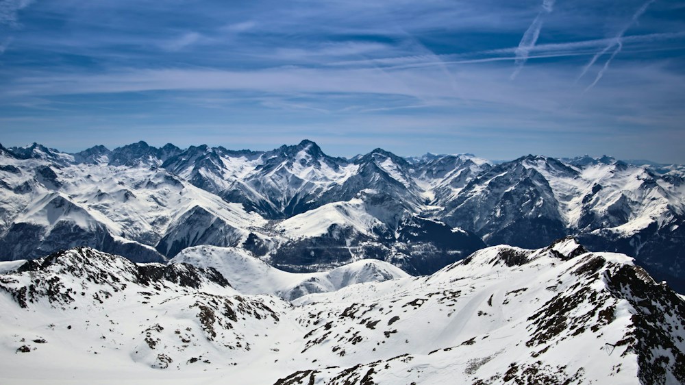 Village alpin et pistes enneigées de l'Alpe d'Huez